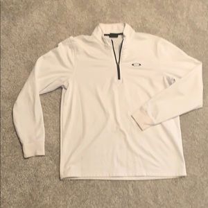 Men’s medium Oakley half zip.